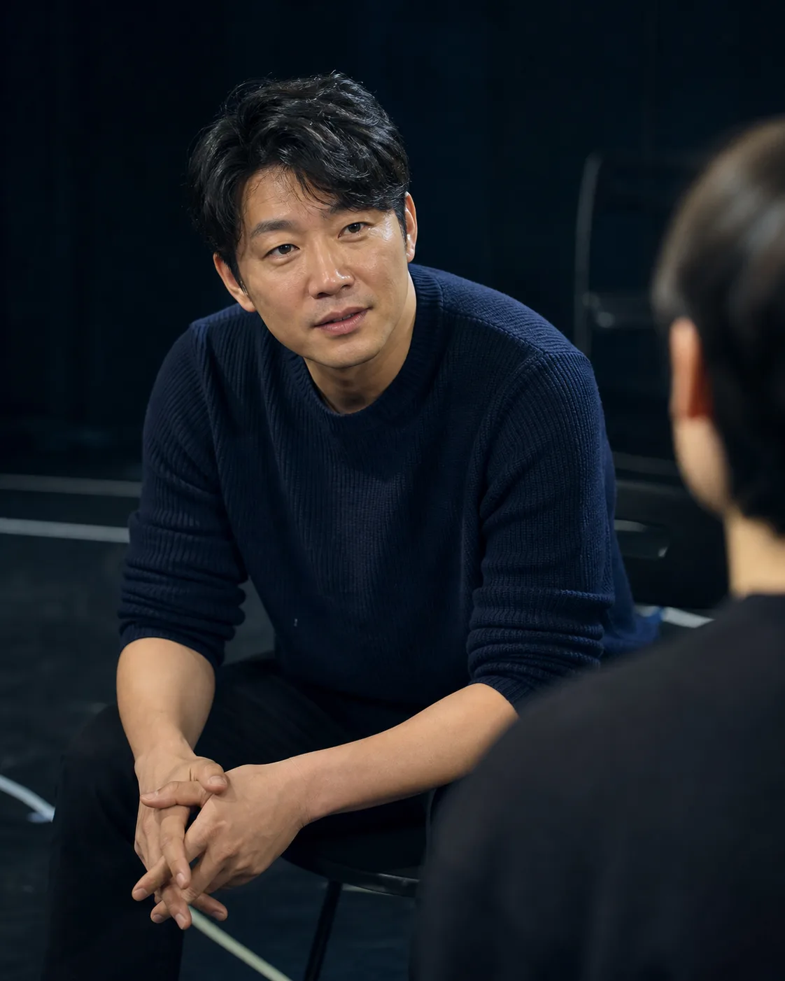 연기 지도자가 수강생의 이야기를 듣는 모습